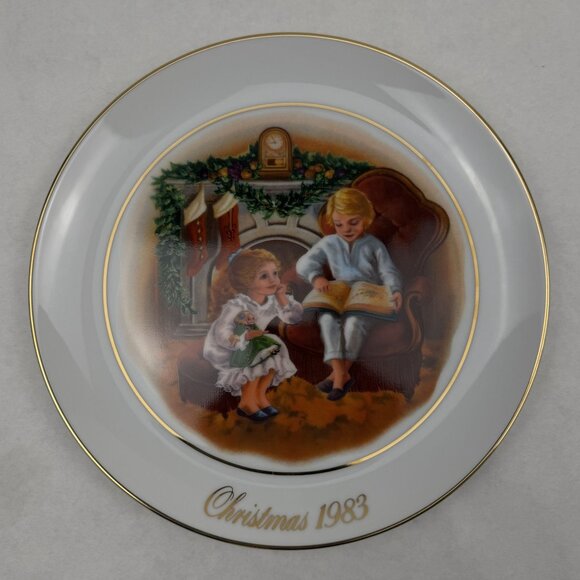 Avon Christmas Memories Plate 1983 Enjoying the Night Before Christmas Third 9" - Picture 1 of 10